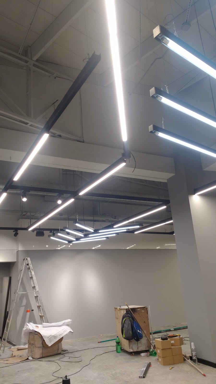 Instalación de luminaria empresarial